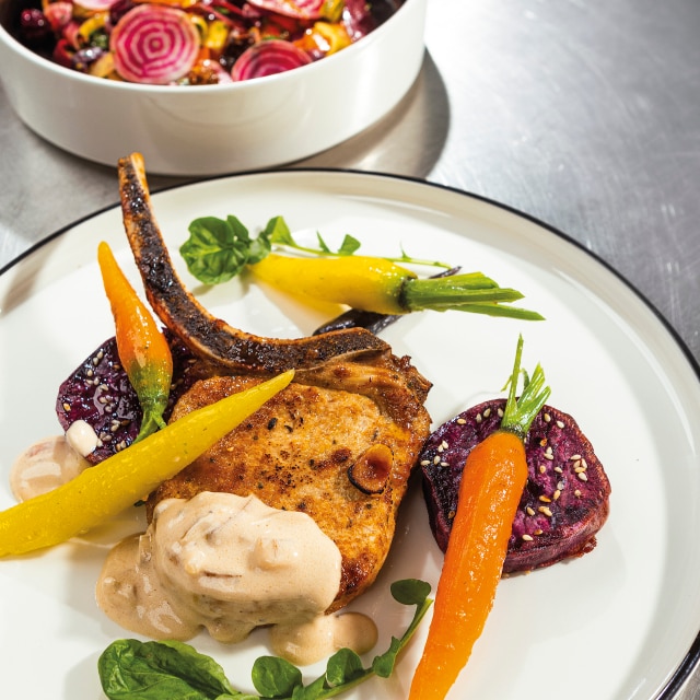 Schab wieprzowy/ miodowa glazura/ sałatka z buraków i marchwi/ fioletowy batat